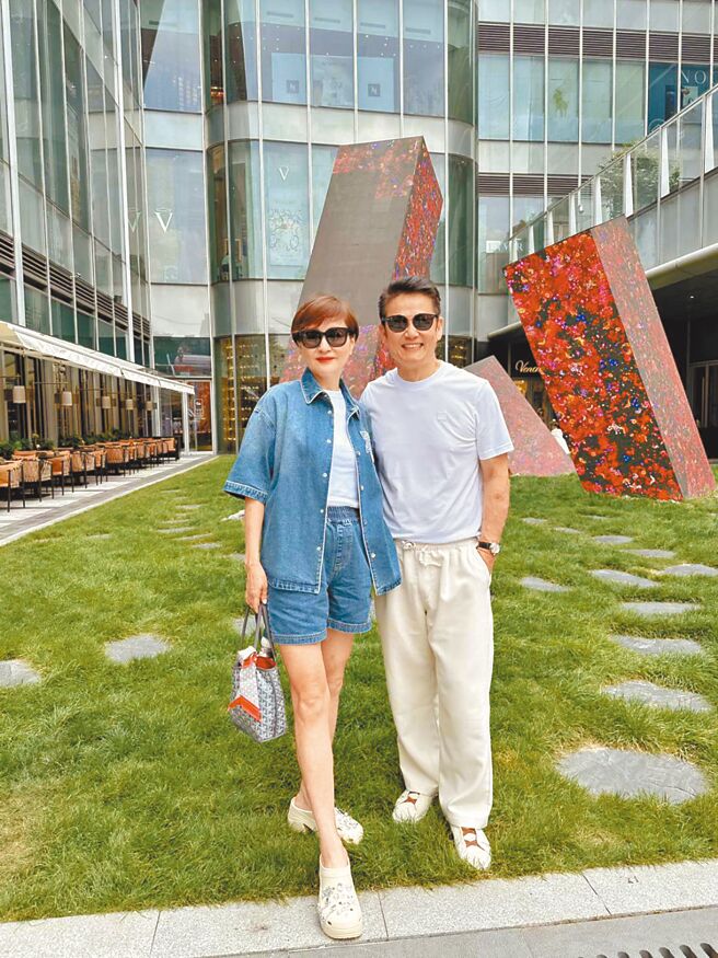 方芳芳（左）即将在上海为独子Jason办婚礼，好友徐乃麟提前抵达当地与她聚餐叙旧。（徐乃麟提供）