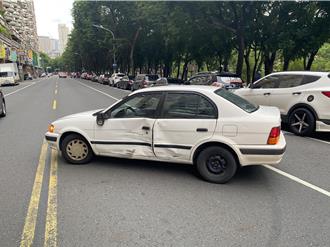 轎車迴轉害撞！父怒發文：白癡三寶 警一查17歲男無照挨罰