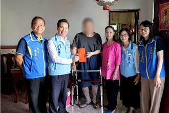 金門縣長伉儷慰問低收入戶 提早預祝端午佳節愉快