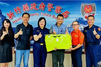 感謝辛勤義交 竹縣議員協同幼教、補教協會贈雨衣