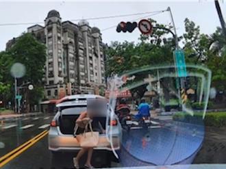 熱褲正妹拎包鑽出轎車行李廂 後車目擊！畫面太震撼