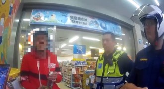 光天化日持鋁棍街上揮舞　男辯打棒球遭警怒斥