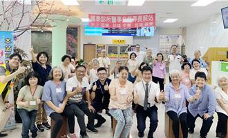 阿公、阿嬷嘉义航空站快闪秀 木箱鼓表演展不老活力