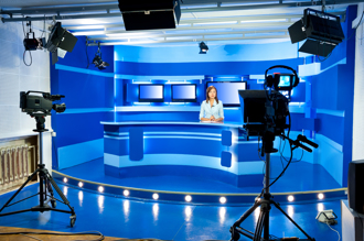 影》蒼蠅堅持「插花」！女主播一口吞下繼續報新聞