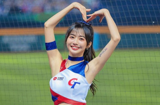 啦啦队女神应援嗨跳遭摄影师撞飞 惊险画面全都录网气炸