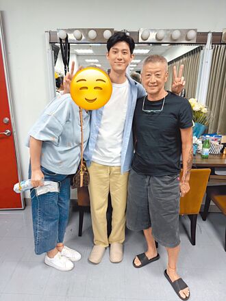 李玉璽演舞台劇甩偶包 李亞明豎大拇指