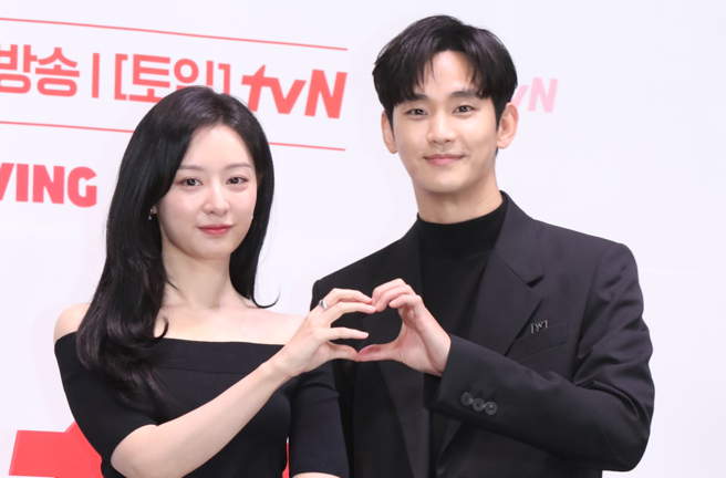 《泪之女王》金秀贤和金智媛一前一后来台举办见面会。(图／达志)