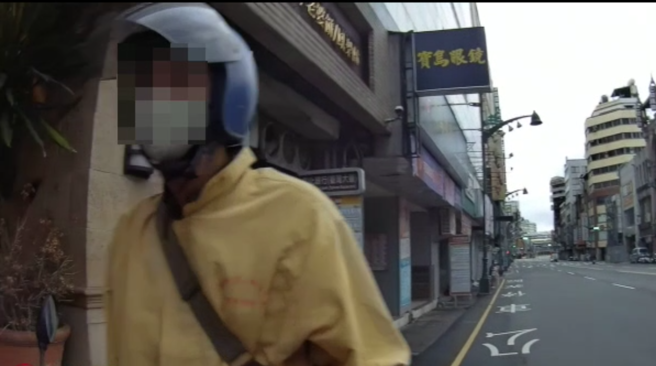 等到清晨人車少再去採買，越南籍失聯移工巧遇警察被逮。（翻攝畫面） 