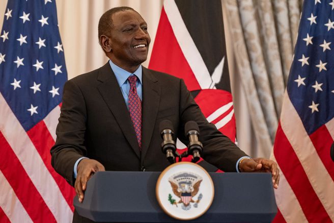 肯亞總統沒有支持自家航空，反而是搭乘國外私人飛機被民眾批評。（圖／路透）