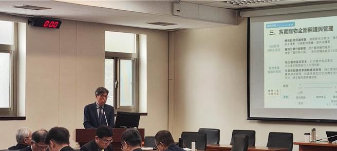 立法院經濟委員會29日邀請農業部業務報告。陳駿季就農業施政願景、農業政策行動策略等報告。（林良齊攝）