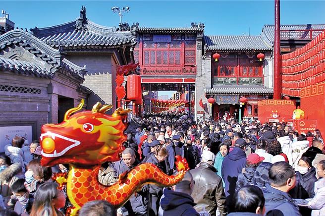 在文旅市場加速回暖的助力下，過去一年，大陸約9成旅遊景區上市公司實現營收、淨利潤雙增長，同時有8成實現盈利。（中新社資料照）