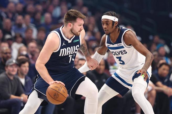 西區決賽獨行俠3比0領先灰狼，能否直落四橫掃晉級呢？就看東契奇(左)的表現了！(路透)