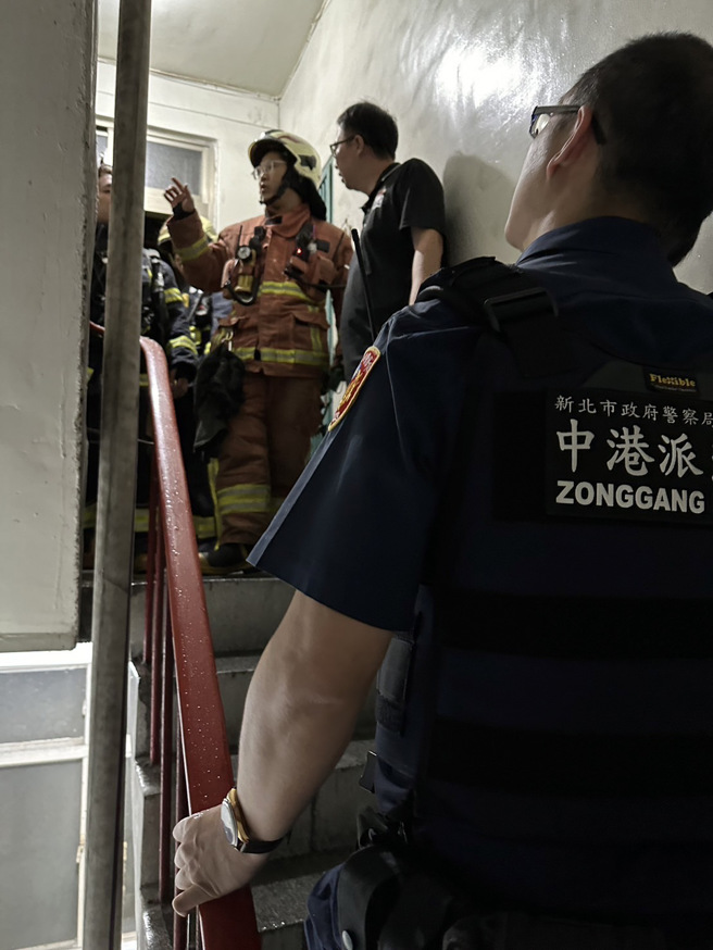警消隔着大门安抚赖男情绪，双方对峙约20分钟。( 叶庭欣/翻摄 )