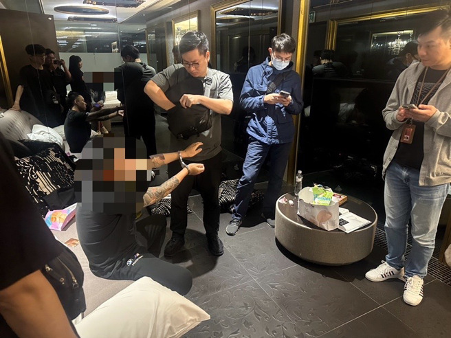 专案小组扩大调阅监视器发现犯嫌出没于新庄区一处旅馆，立即前往该旅馆清查。（图 / 刘咏韵翻摄）