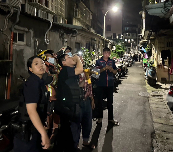 警消隔着大门安抚赖男情绪，双方对峙约20分钟。( 叶庭欣/翻摄 )