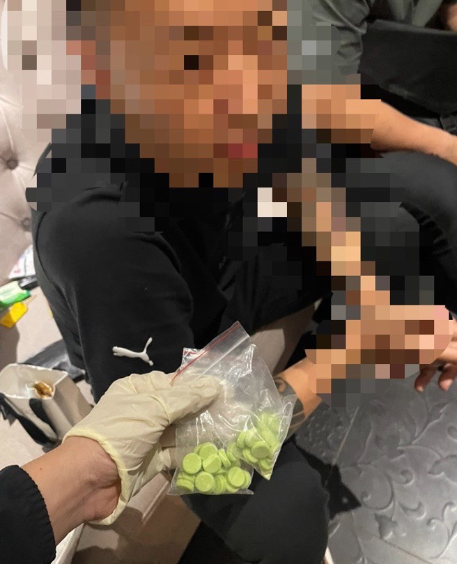 员警在罗男身上起获毒品哈密瓜锭。（图 / 刘咏韵翻摄）