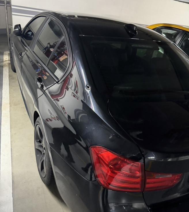 警方在大楼地下室发现该部小客车，而驾驶已弃车逃逸。（图 / 刘咏韵翻摄）