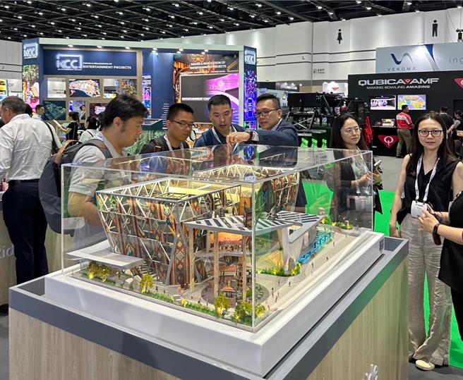 智崴积极研发5G乐园设备产品，从可容纳上百人的超大型设备至中小型设备销售获客户喜爱，吸引不少主题乐园设计公司和乐园营运商询问。（高市经发局提供）