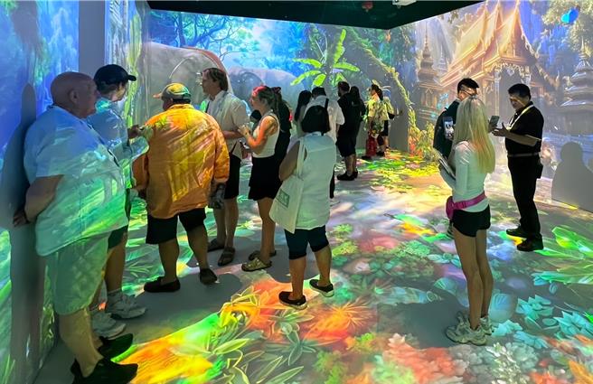 方阵联合于泰国曼谷主办的亚洲国际主题乐园暨游乐设备展(IAAPA EXPO ASIA)发表「IMVER＋沉浸式播放系统」。（高市经发局提供）