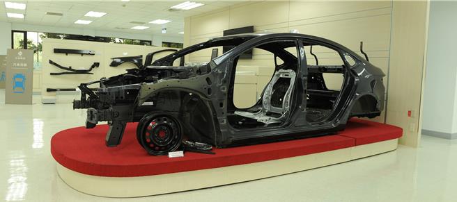 熱衝壓技術普遍運用後，突破鋼材在車體部件的發展，擴增至汽車前後保險桿、A柱、B柱、前後大樑、車頂橫樑、車門防撞樑等，並成為國際汽車廠的主流結構件。（中鋼提供）