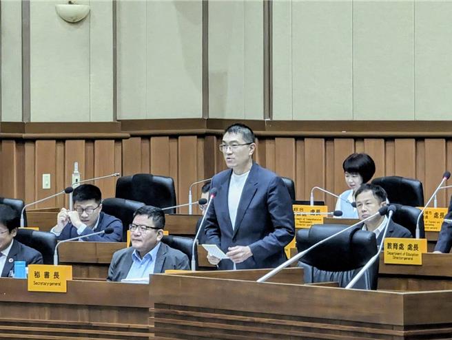 基隆市長謝國樑（中立者）表示，他小時候也曾經大量罰寫，他認為是成長過程中不可抹滅的傷害。（張志康攝）