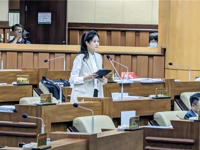 基隆市議員曾怡芳29日總質詢中透露，基隆市仁愛區某國小有學童遭罰寫千遍，認為涉及不當管教。（張志康攝）