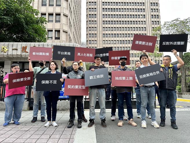 外送平台业者UberEats宣布收购台湾Foodpanda，未来恐成为独占市场，但行政院公平会却喊出该案要在90天内审毕。外送产业联盟今赴公平会陈情，担忧合併将剥削到外送员、店家和消费者，同时提出7大诉求，并盼公平会退回此案。（蔡雯如摄）