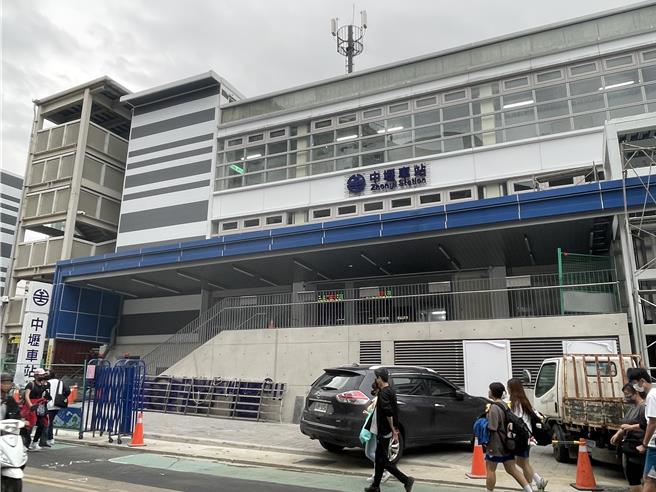 桃园铁路地下化台铁中坜临时站将于6月16日启用，届时将拆除中坜车站，因位处市中心恐造成交通衝击，市府交通局调整周边道路管制，提前在6月4日实施。(吕筱蝉摄)