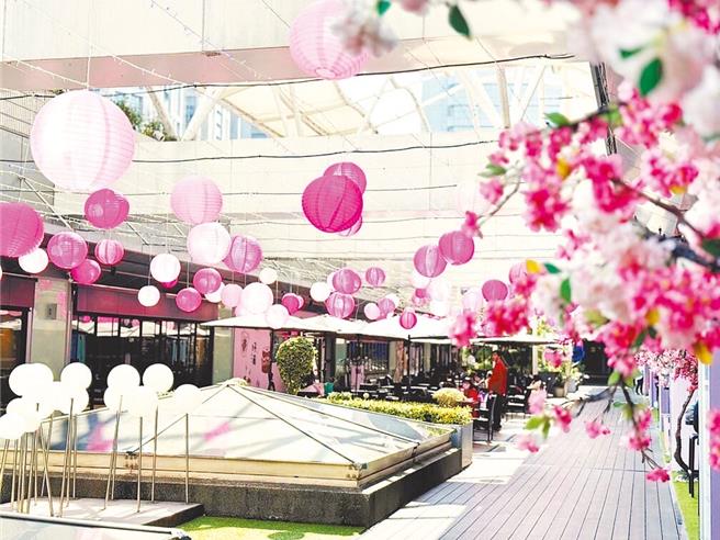 台铁板桥车站商场由环球购物中心营运，因近年经营绩效佳，成功获延约6年。图为今年3月环球打造春季造景。（环球购物中心提供）