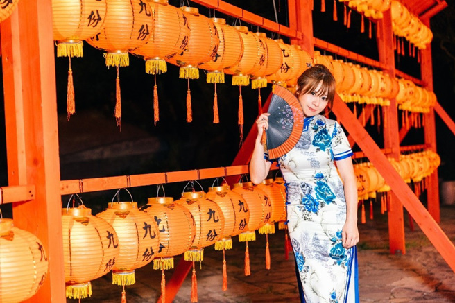 「2024九份紅燈籠祭」與在地商家及民宿業者合作推出古裝體驗優惠及住宿優惠。（圖／新北市政府觀光旅遊局提供）