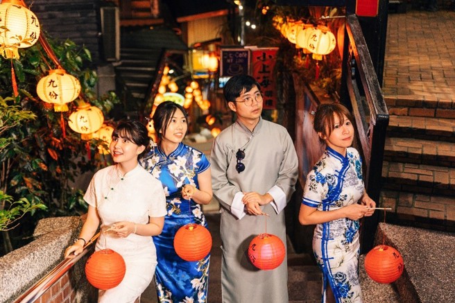 每週六、日晚間的「提燈夜遊」遊程，帶領大家感受九份彎曲小巷間的獨特魅力！（圖／新北市政府觀光旅遊局提供）