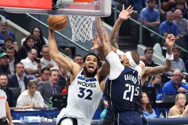 唐斯(左)虽然犯满毕业，但仍带领灰狼惊险击败独行侠，保住一线生机。(路透)