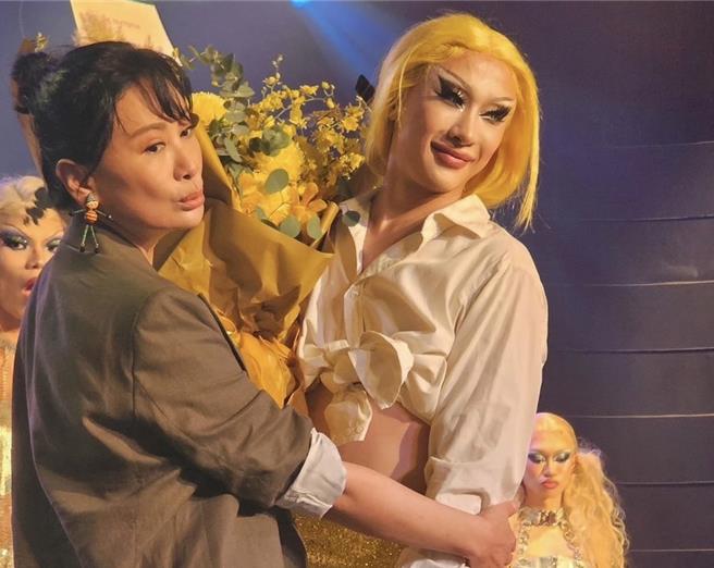 陈亚兰(左)与Nymphia Wind 妮妃雅相见欢。（陈亚兰提供）