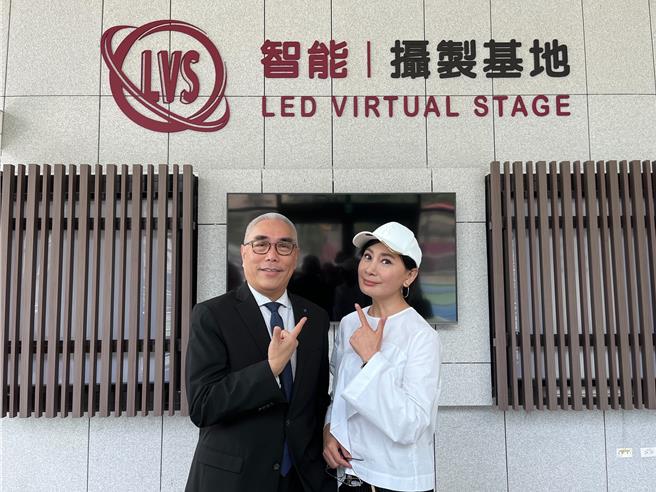 金钟视帝陈亚兰在世新大学副校长杨盛昱的陪同下参观智能摄制基地。（TVBS提供）