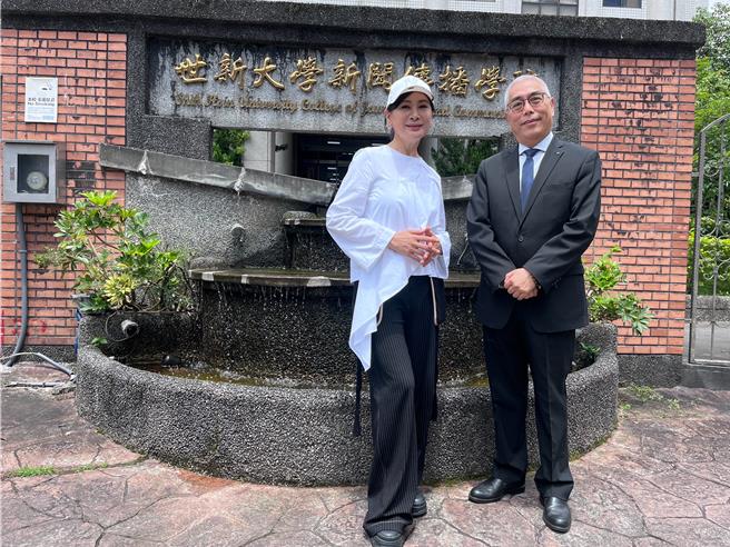 金钟视帝陈亚兰在世新大学副校长杨盛昱的陪同下参观智能摄制基地。（TVBS提供）