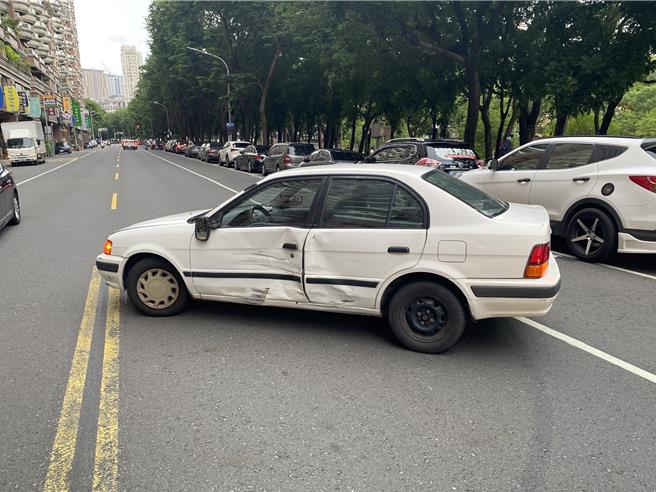 高雄25日一辆轿车双黄线迴转，遭直行机车撞上骑士送医，被警方发现骑士是无照未成年。（警方提供／任义宇高雄传真）