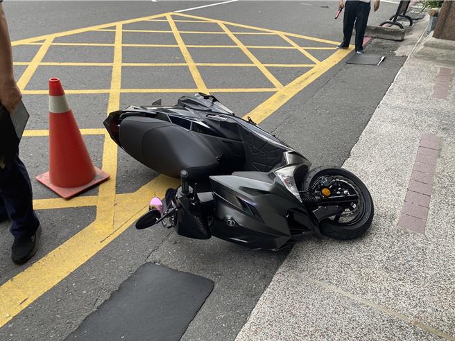 高雄25日一辆轿车双黄线迴转，遭直行机车撞上骑士送医，被警方发现骑士是无照未成年。（警方提供／任义宇高雄传真）