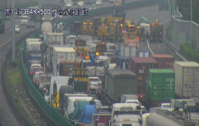 国道1号南下鼎金系统路段29日上午发生联结车翻覆事故。( 翻摄高速公路1968 )