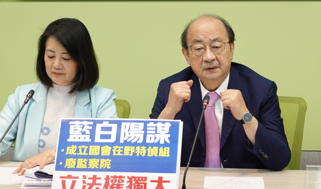 民進黨立法院黨團總召柯建銘（右）、幹事長吳思瑤（左）29日在立法院舉行輿情回應記者會。（姚志平攝）