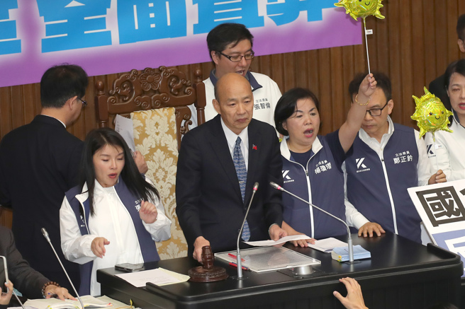 立法院院會28日續審國會改革相關法案，傍晚時全案三讀包裹表決，國民黨、民眾黨以人數優勢完成三讀程序，立法院長韓國瑜（前排左二）在三讀通過後敲槌。（資料照，黃世麒攝）