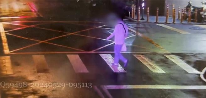 林姓男子因情绪不稳，日前晚间于中和区景新街无故推倒2名路人，导致对方受到擦挫伤。（中和警分局提供）