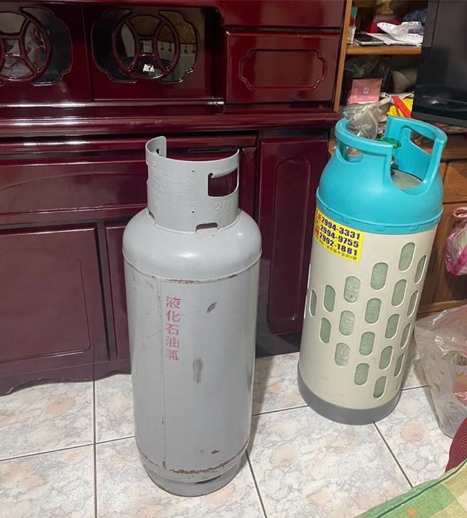 赖男将瓦斯桶搬到客厅并打开。（警方提供）