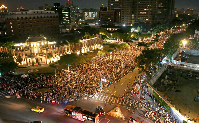 立法院24日繼續審查國會改革法案，多個民團號召民眾到立法院周邊集結抗議，靠近立法院的中山南路擠滿了民眾。（資料照，趙雙傑攝）