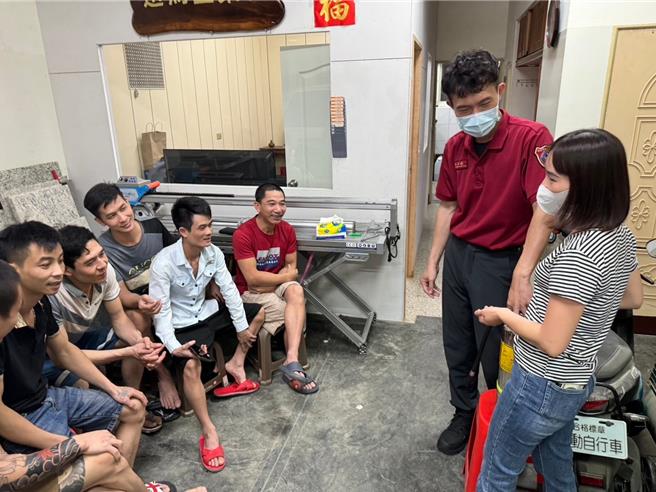 桃园市消防局大湳消防队，针对辖区内的外籍移工，举办了一场特别的用火用电安全宣导活动。（桃园市消防局提供）