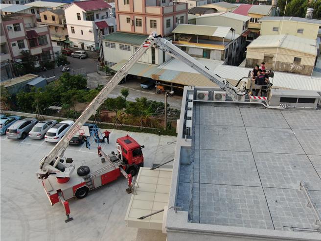 消防局雲梯車演練。（消防局提供／李京昇苗栗傳真）