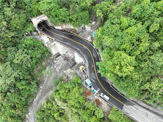 苏花公路因地震影响，造成158.6公里下清水桥损毁阻断，经公路局投入抢修，预估5月30日开放大型车通行，双向可通行。（公路局东区养护工程分局提供／王志伟花莲传真）