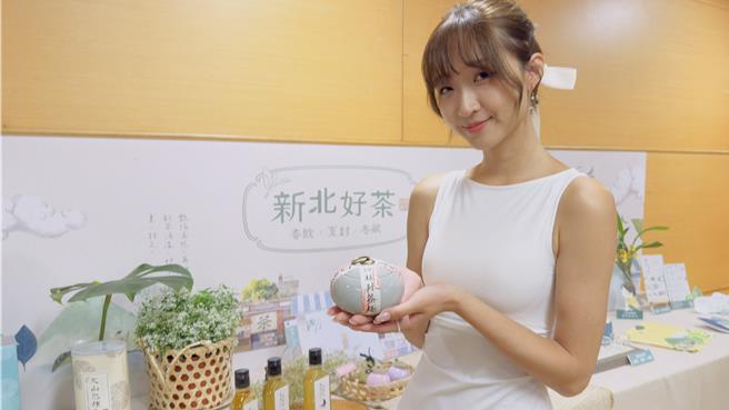 今年首度举办封茶活动，茶瓮为坪林区公所精挑细选，非常具有质感。（吕健豪摄）