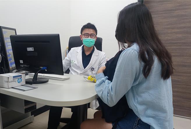 胸腔内科医师胡耕寧提醒，如果出现呼吸系统相关的症状要及时就医，接受专业的诊断和治疗。（新竹台大提供／邱立雅竹县传真）