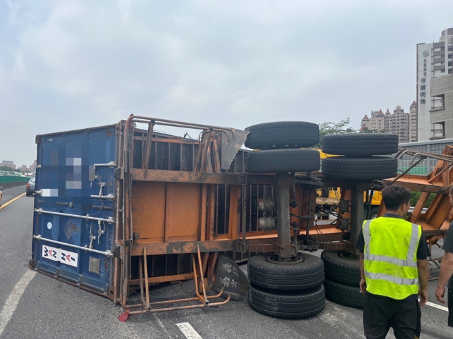 国1南下「联结车翻覆」！鼎金系统-九如交流道管制封闭塞爆。(林瑞益翻摄)