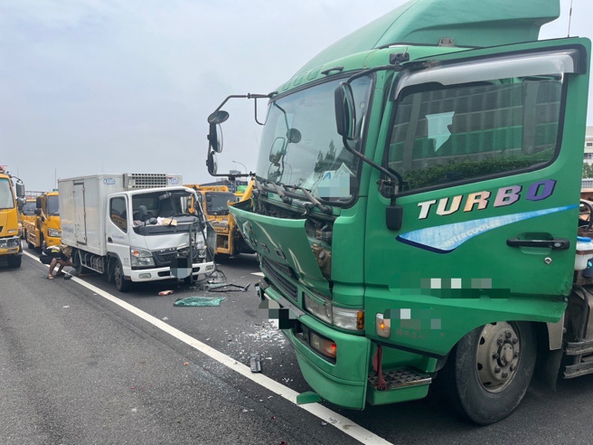 国1南下「联结车翻覆」！鼎金系统-九如交流道管制封闭塞爆。(林瑞益翻摄)